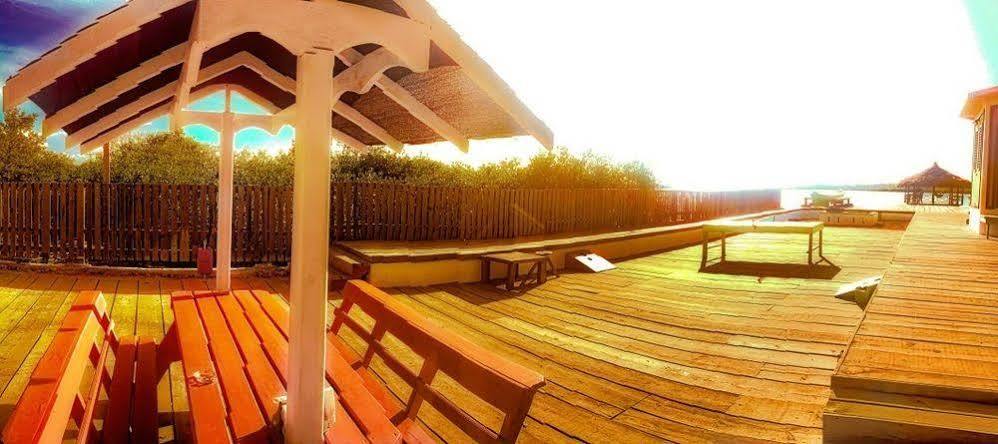 The Venue - Utila Hostel Екстериор снимка