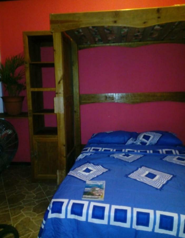 The Venue - Utila Hostel Екстериор снимка