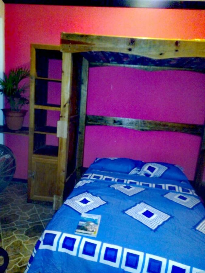 The Venue - Utila Hostel Екстериор снимка