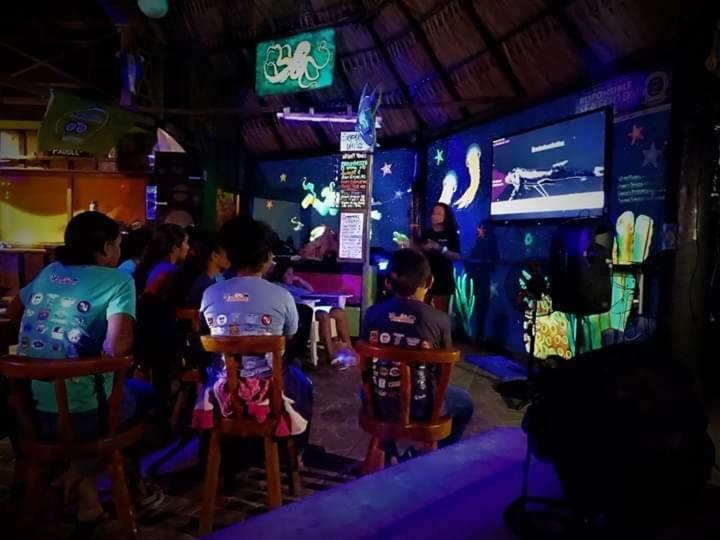 The Venue - Utila Hostel Екстериор снимка